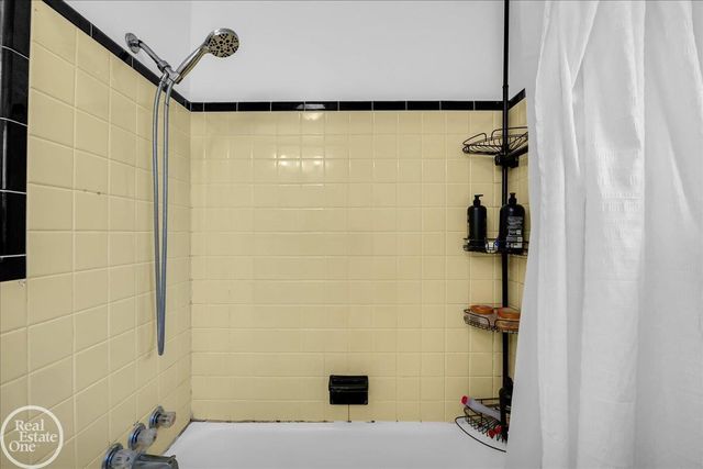 2313 Stanhope Street, Grosse Pointe Woods, MI 48236
