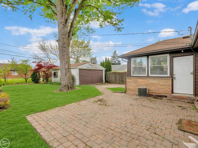 2313 Stanhope Street, Grosse Pointe Woods, MI 48236