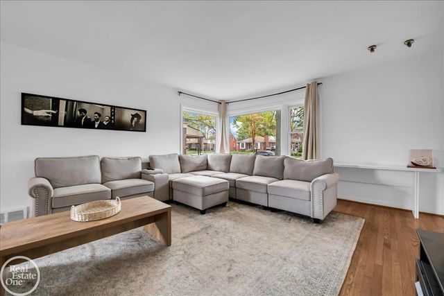 2313 Stanhope Street, Grosse Pointe Woods, MI 48236