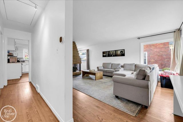 2313 Stanhope Street, Grosse Pointe Woods, MI 48236