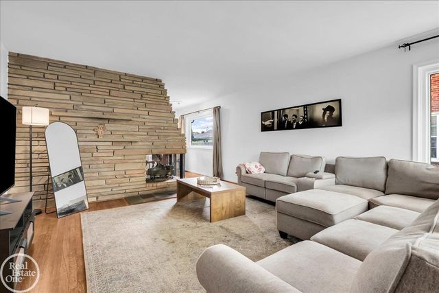 2313 Stanhope Street, Grosse Pointe Woods, MI 48236