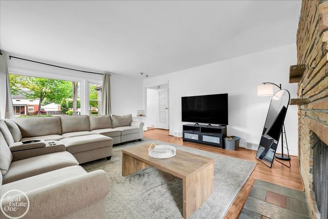 2313 Stanhope Street, Grosse Pointe Woods, MI 48236