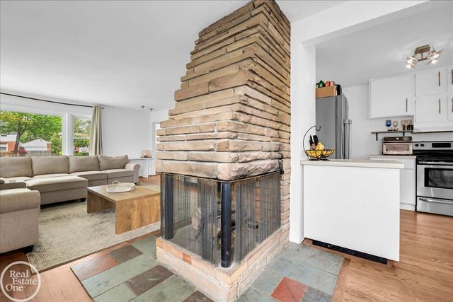 2313 Stanhope Street, Grosse Pointe Woods, MI 48236