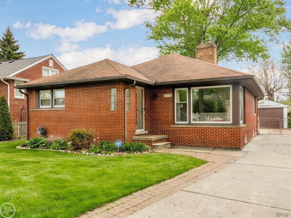 2313 Stanhope Street, Grosse Pointe Woods, MI 48236