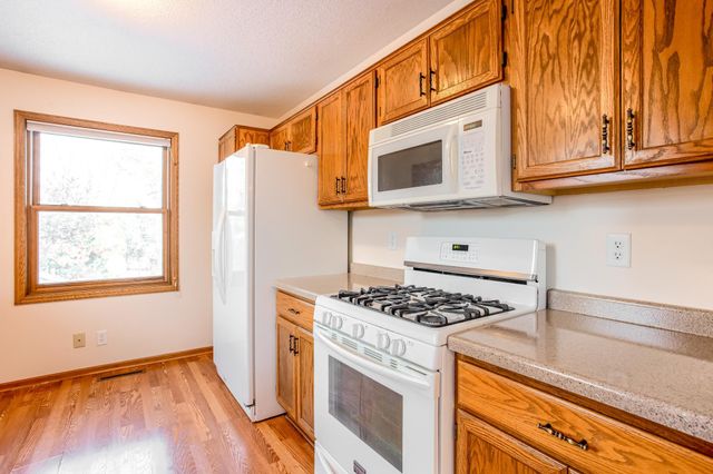 2339 Highwood Avenue E, Maplewood, MN 55119