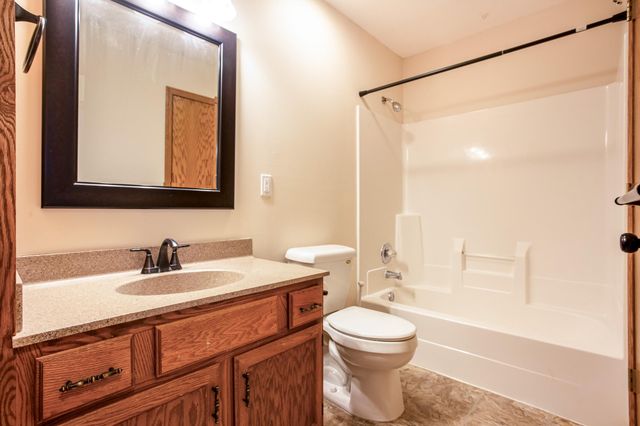 2339 Highwood Avenue E, Maplewood, MN 55119