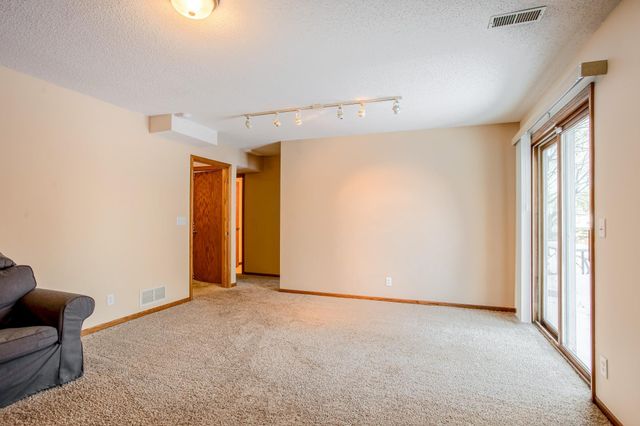 2339 Highwood Avenue E, Maplewood, MN 55119