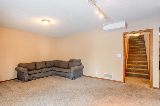 2339 Highwood Avenue E, Maplewood, MN 55119