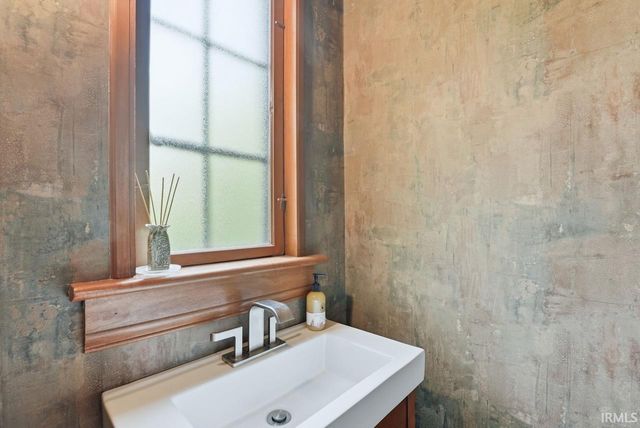 2245 W Warwick Road, Muncie, IN 47304
