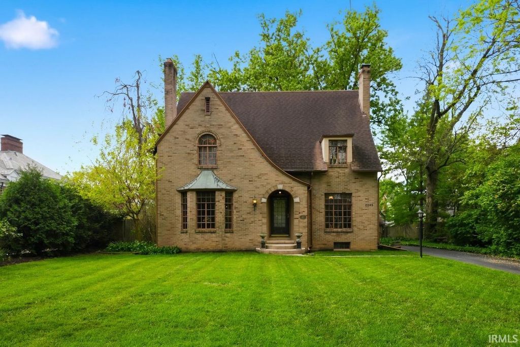2245 W Warwick Road, Muncie, IN 47304