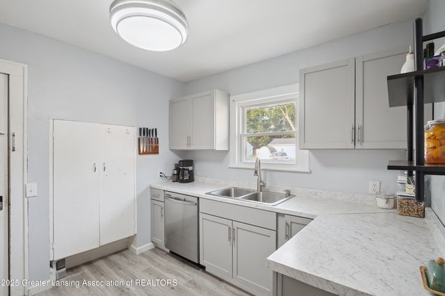 1017 W Barnes Avenue, Lansing, MI 48910