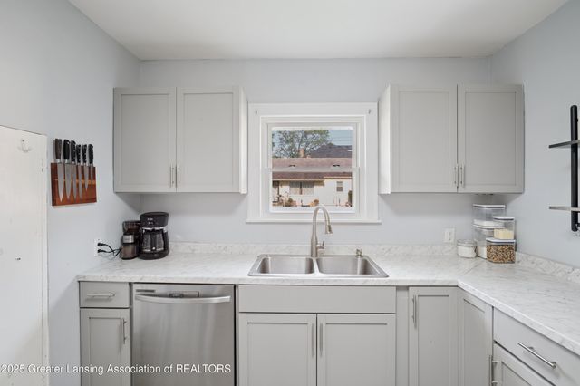 1017 W Barnes Avenue, Lansing, MI 48910