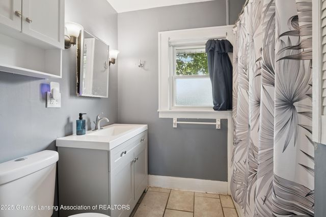 1017 W Barnes Avenue, Lansing, MI 48910