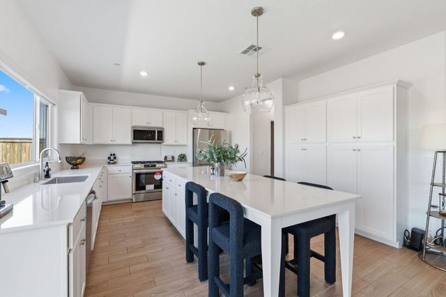 1061 Fruitwood Avenue, Clovis, CA 93619