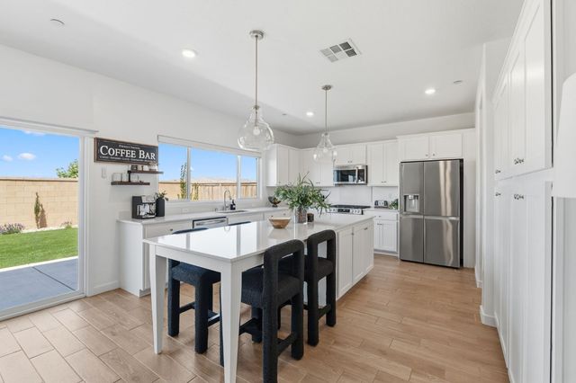 1061 Fruitwood Avenue, Clovis, CA 93619
