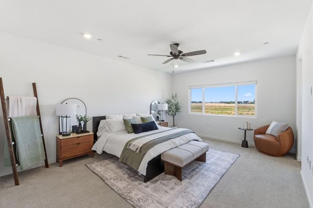1061 Fruitwood Avenue, Clovis, CA 93619