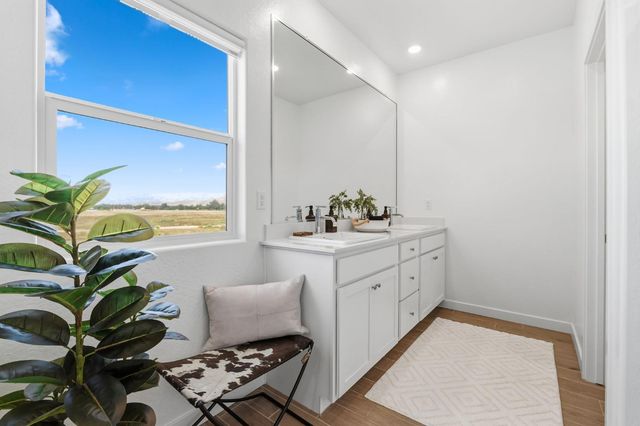 1061 Fruitwood Avenue, Clovis, CA 93619