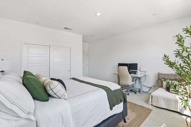 1061 Fruitwood Avenue, Clovis, CA 93619