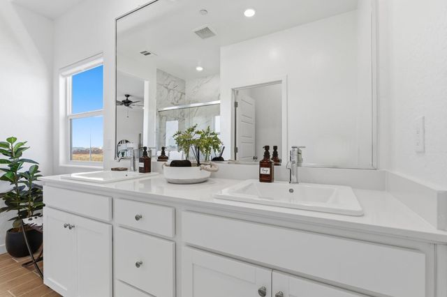 1061 Fruitwood Avenue, Clovis, CA 93619