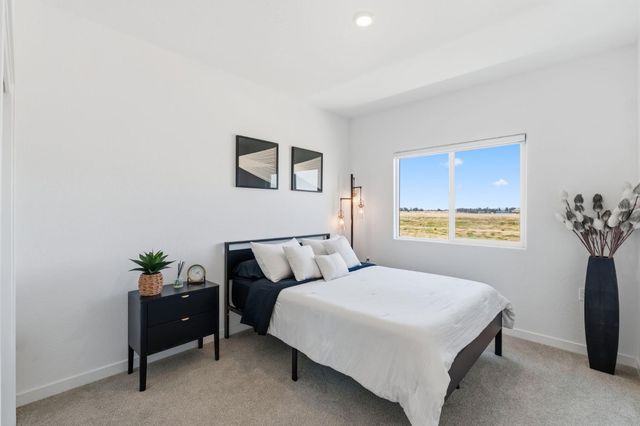 1061 Fruitwood Avenue, Clovis, CA 93619