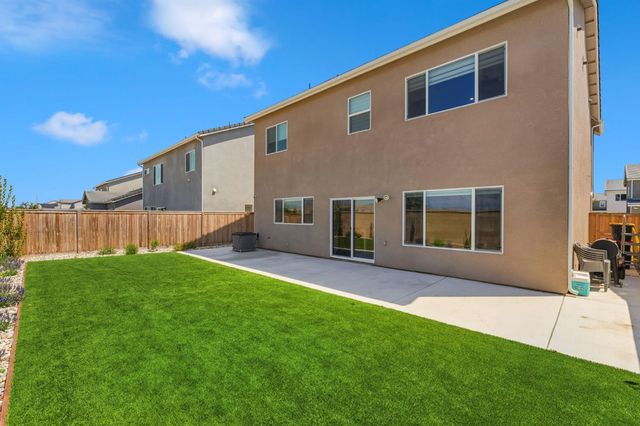 1061 Fruitwood Avenue, Clovis, CA 93619
