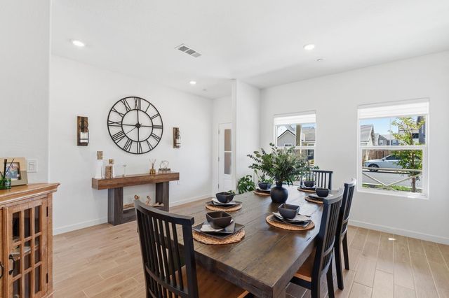 1061 Fruitwood Avenue, Clovis, CA 93619