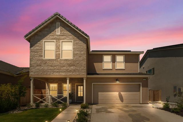 1061 Fruitwood Avenue, Clovis, CA 93619