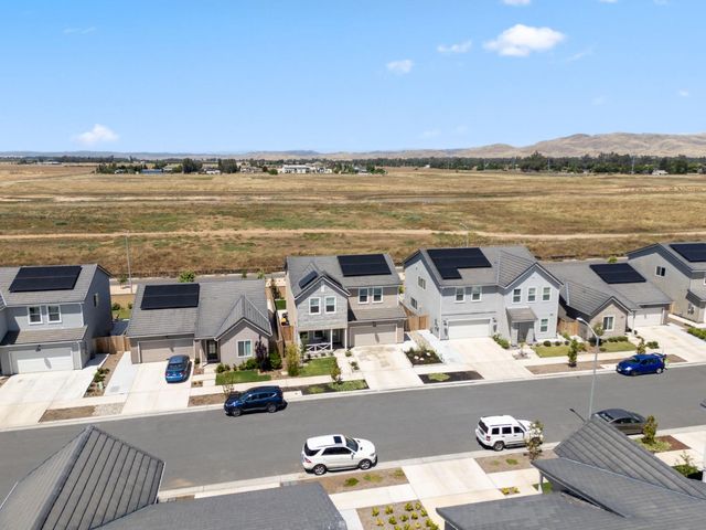 1061 Fruitwood Avenue, Clovis, CA 93619
