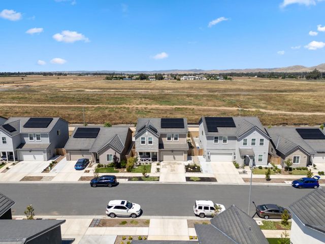 1061 Fruitwood Avenue, Clovis, CA 93619