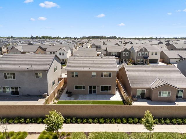1061 Fruitwood Avenue, Clovis, CA 93619