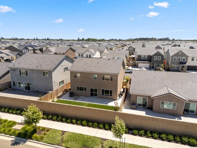 1061 Fruitwood Avenue, Clovis, CA 93619