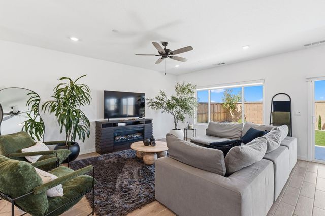 1061 Fruitwood Avenue, Clovis, CA 93619