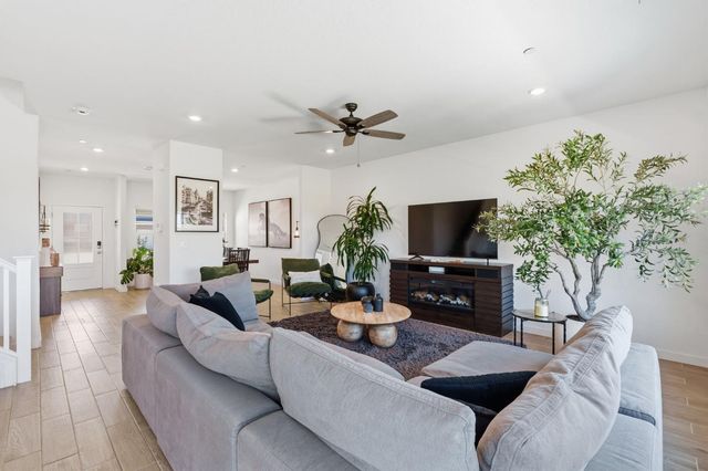 1061 Fruitwood Avenue, Clovis, CA 93619