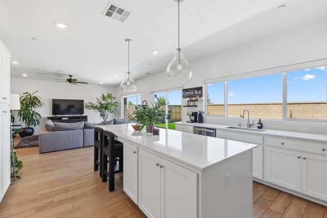1061 Fruitwood Avenue, Clovis, CA 93619