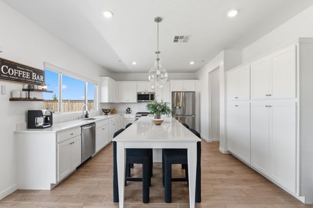 1061 Fruitwood Avenue, Clovis, CA 93619