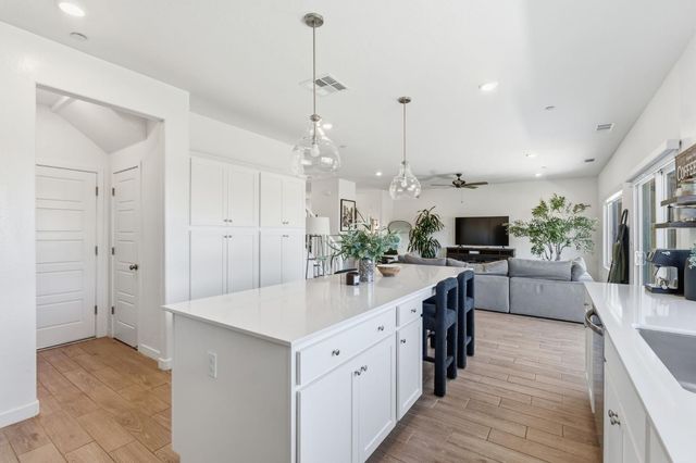 1061 Fruitwood Avenue, Clovis, CA 93619