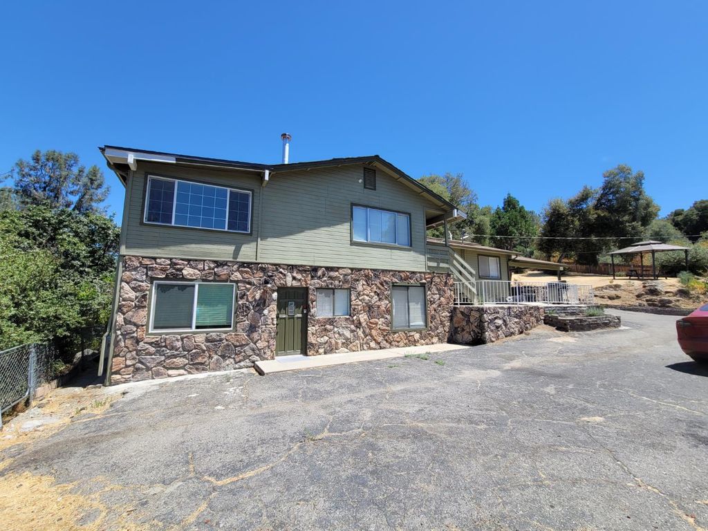Image 2 of property listing at 50689 Critter Creek Lane, Oakhurst, CA 93644