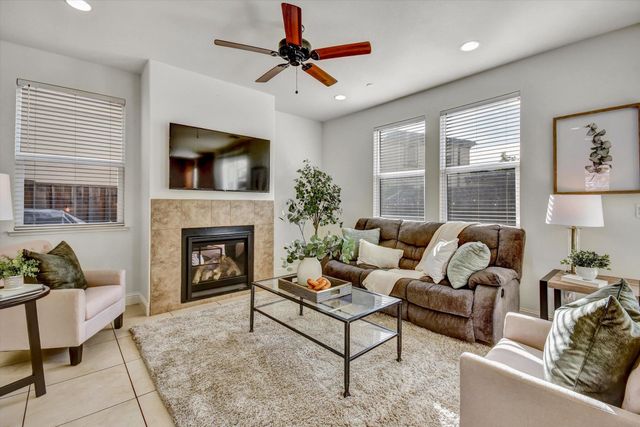 6111 Hyde Park Dr, Gilroy, CA 95020