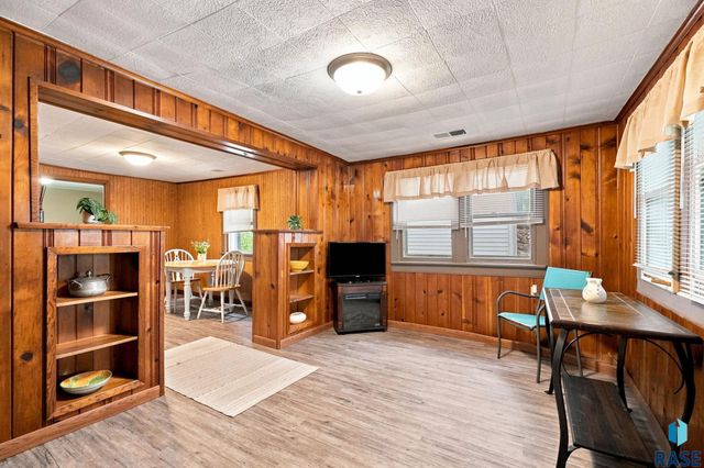 1502 E 12th St Street, Sioux Falls, SD 57103