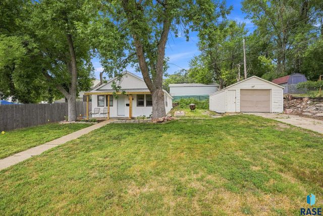 1502 E 12th St Street, Sioux Falls, SD 57103