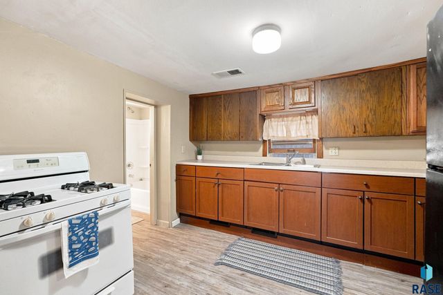 1502 E 12th St Street, Sioux Falls, SD 57103