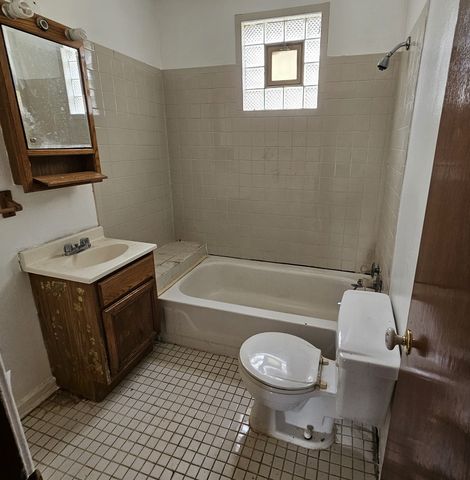 3950 W MONTROSE Avenue, Chicago, IL 60618