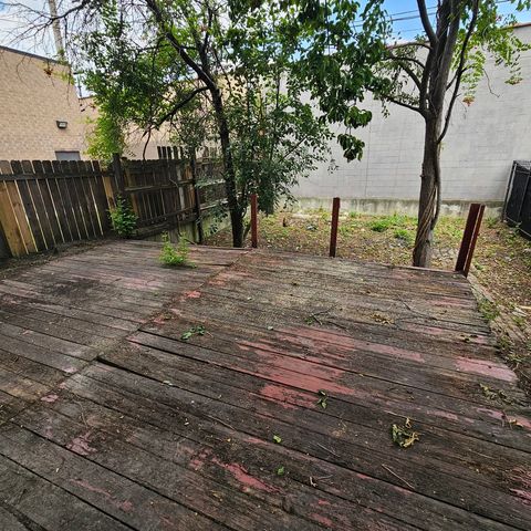 3950 W MONTROSE Avenue, Chicago, IL 60618