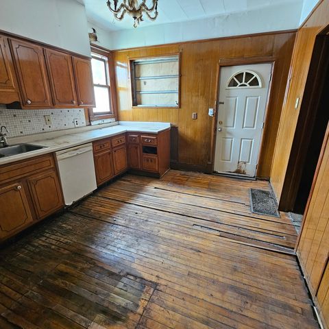 3950 W MONTROSE Avenue, Chicago, IL 60618