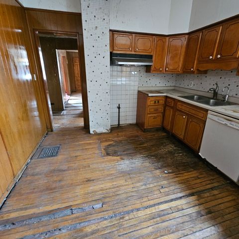 3950 W MONTROSE Avenue, Chicago, IL 60618