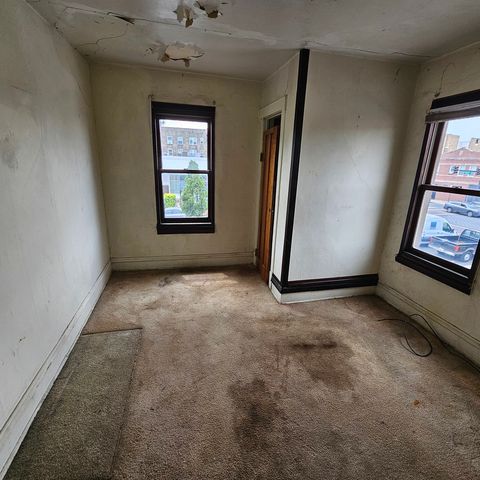 3950 W MONTROSE Avenue, Chicago, IL 60618