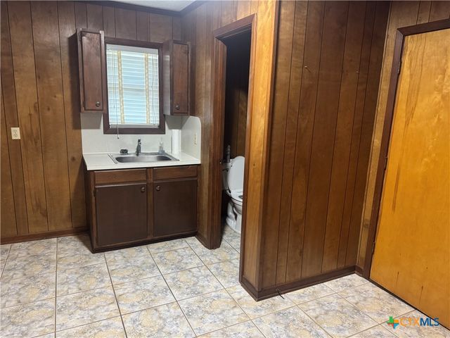 1209 E Morgan Avenue, Cuero, TX 77954