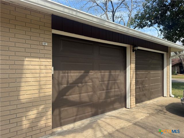 1209 E Morgan Avenue, Cuero, TX 77954