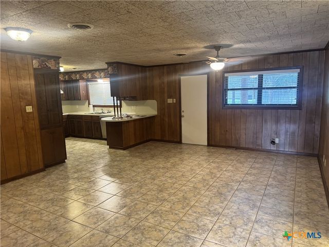 1209 E Morgan Avenue, Cuero, TX 77954