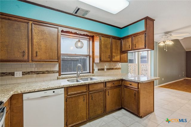 201 Laguna Drive, Victoria, TX 77904